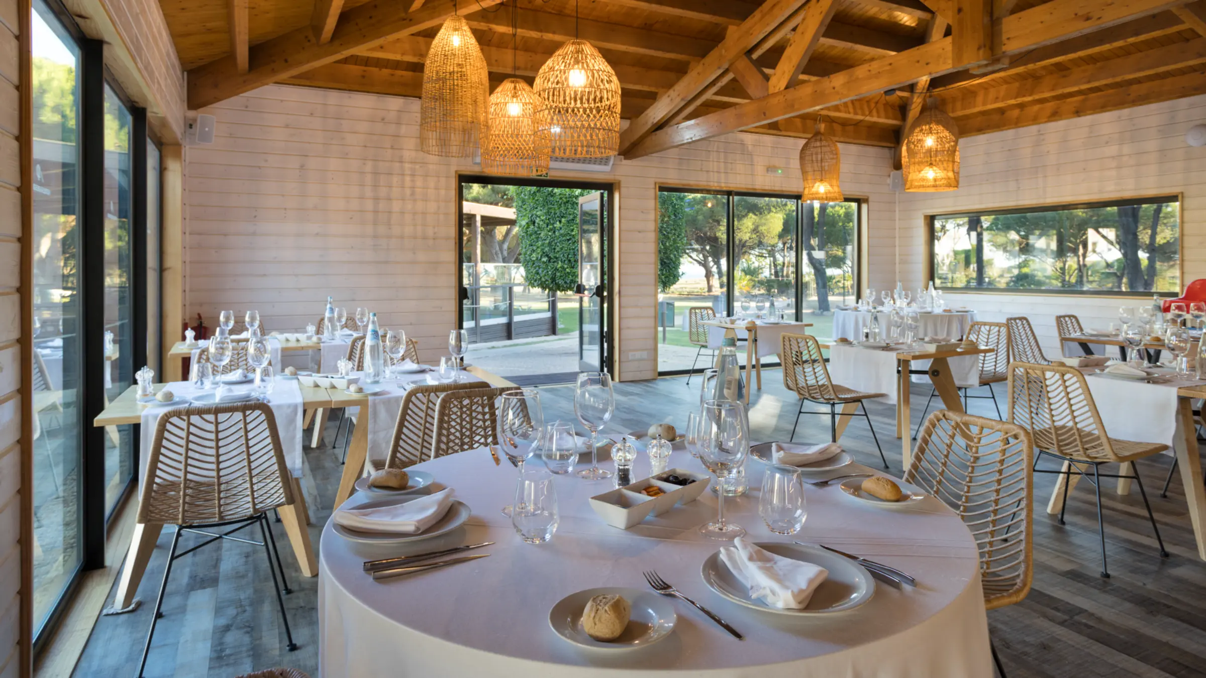 Restaurante O Grill, Adriana Resort, sala principal várias mesas redondas - P3P J. Paulo Pereira - Arquitetos & Associados