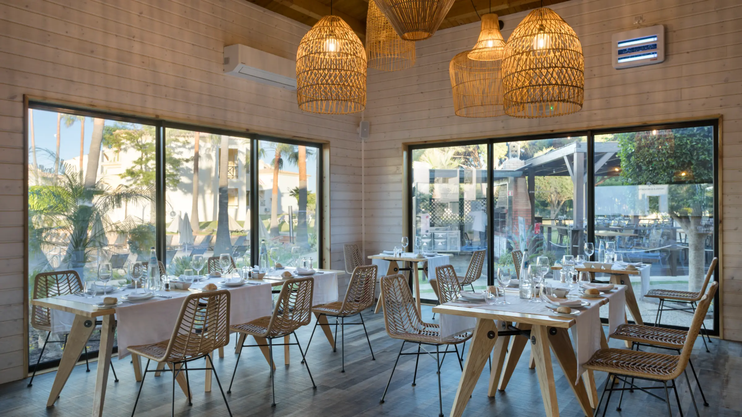 "O Grill" Restaurant, Adriana Resort, main dining room with several tables - P3P J. Paulo Pereira - Arquitetos & Associados