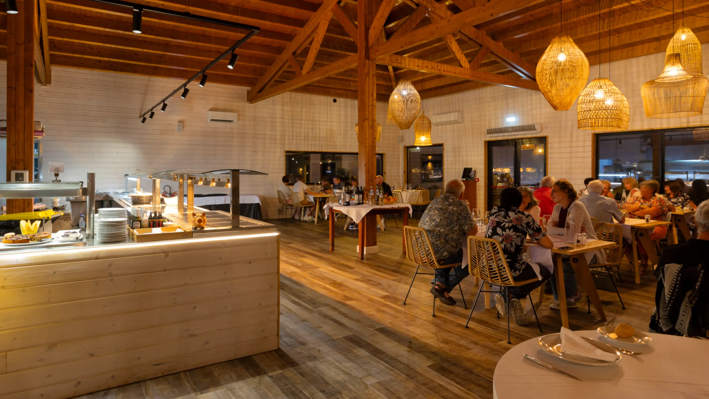 "O Grill" Restaurant, Adriana Resort, dining room at dinner - P3P J. Paulo Pereira - Arquitetos & Associados